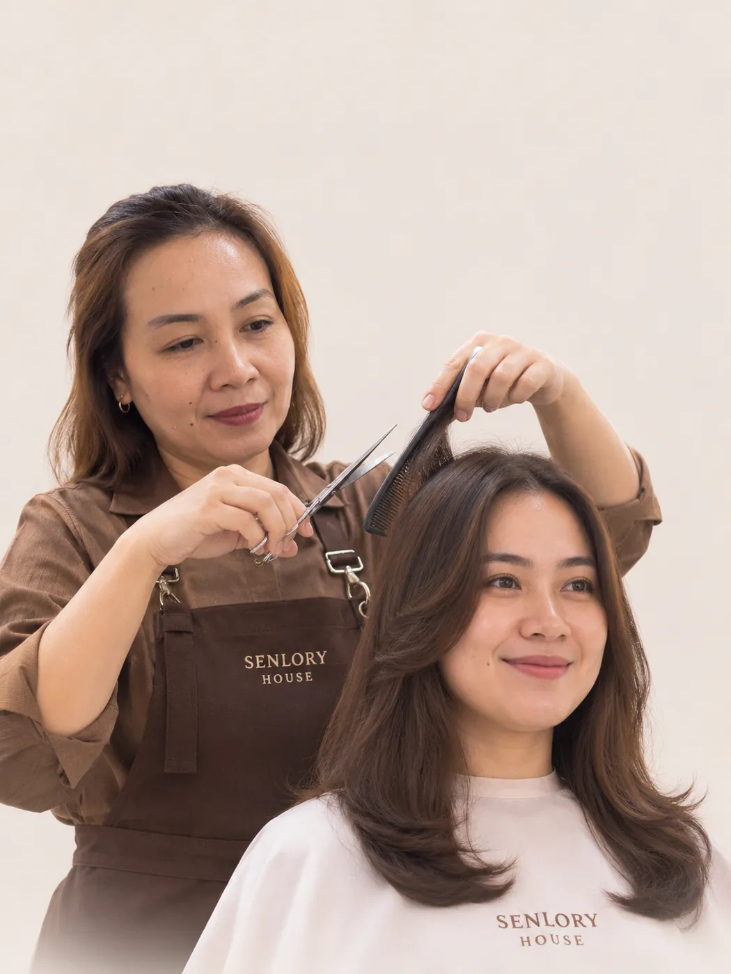 Hairstylist Senlory merapikan potongan rambut pelanggan