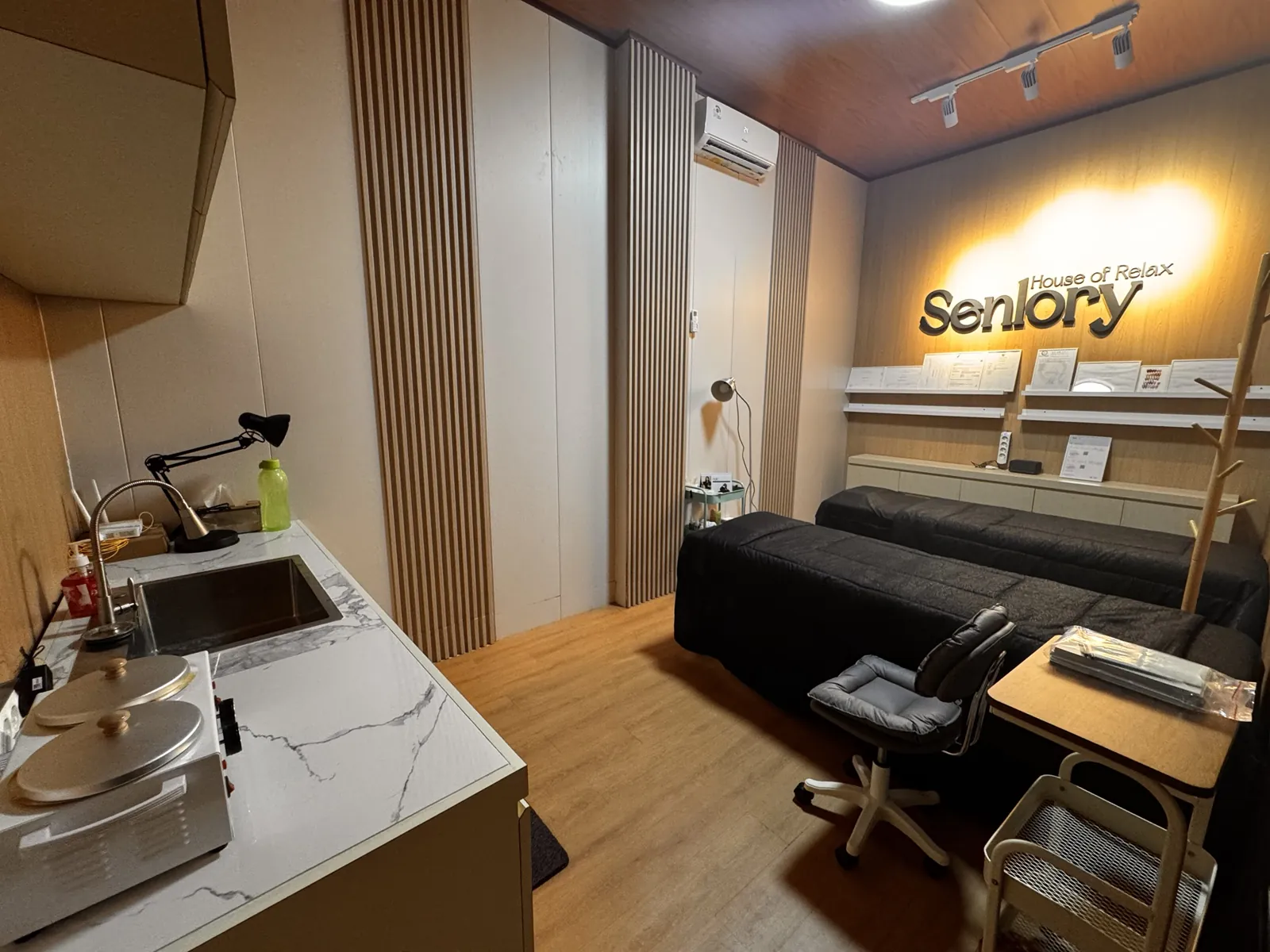 Waxing room, first floor